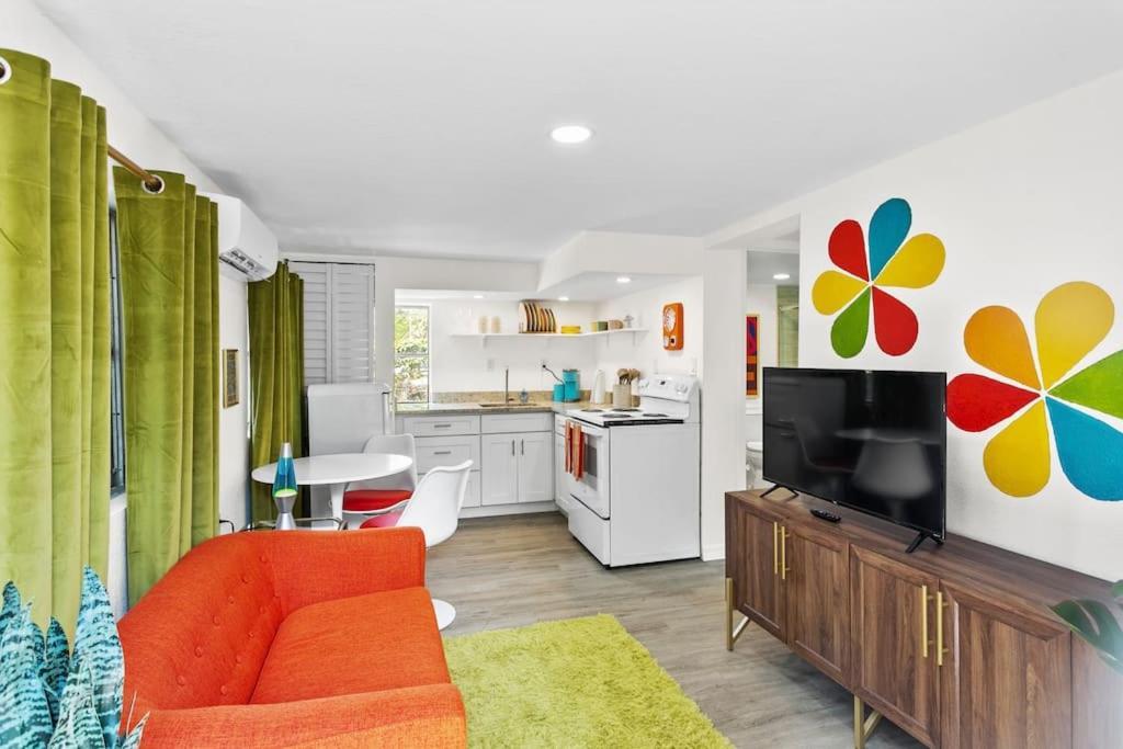 That 70'S Themed Apt Close To Coffee, Food + Shops Tampa Eksteriør bilde