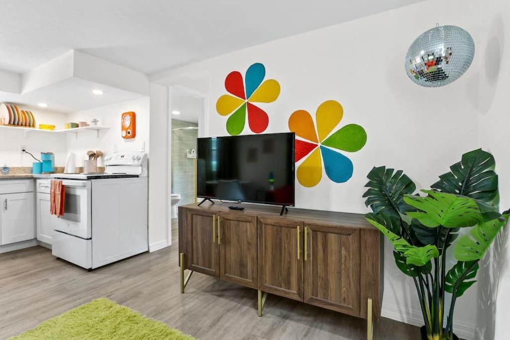 That 70'S Themed Apt Close To Coffee, Food + Shops Tampa Eksteriør bilde